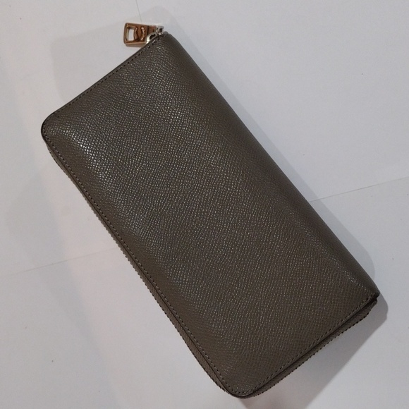 Coach Brown Leather Zip Wallet – Dual-Tone Design - Gold Logo | Sleek & Stylish - Picture 5 of 15